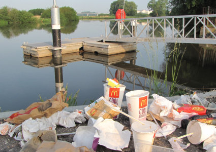 Verpackungsmüll von McDonalds am Ufer der Stör