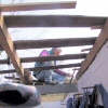 Arbeiten am Dach des Bootsschuppens