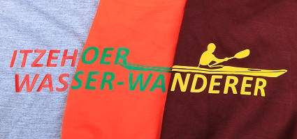Vereinsshirts der It­ze­ho­er Was­ser-Wan­de­rer in verschiedenen Farbkombinationen