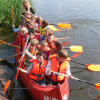 Klasse 3b der Fehrsschule Itzehoe im 10er-Mannschaftkanadier der Itzehoer wasser-Wanderer e.V.