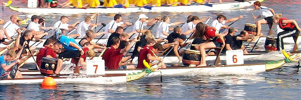 Packender Zieleinlauf beim Drachenbootrennen