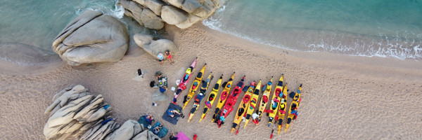 Kajaks an einem Strand in Korsika