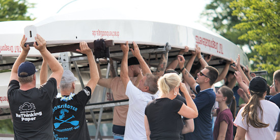 Gl&uuml;ckst&auml;dter Drachenboot-Cup: Boote verladen