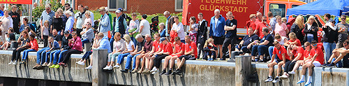 Zuschauer/innen beim Glückstädter Drachenboot-Cup
