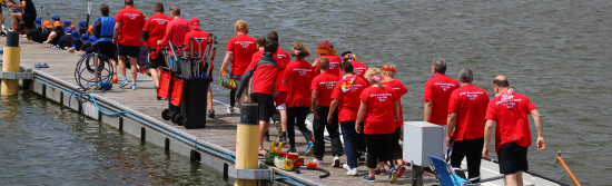 Drachenboot-Team auf der Steganlage beim Glückstädter Drachenboot-Cup 2017