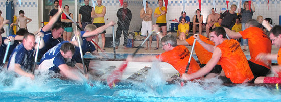 Das Wasser spritzt: packendes Drachenbootrennen beim 1. Itzehoer Drachenboot Indoor-Cup
