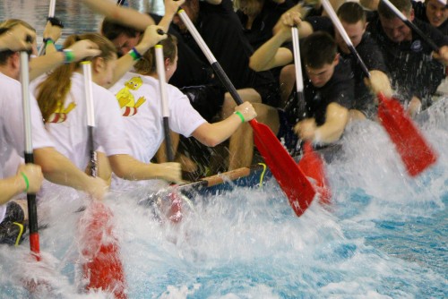 Drachenbootrennen beim 6. Itzehoer Drachenboot Indoor-Cup