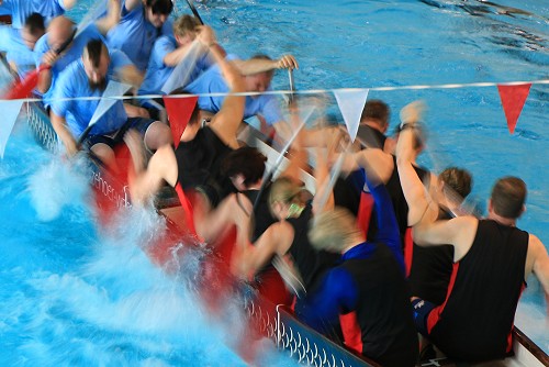 Drachenbootrennen beim 7. Itzehoer Drachenboot Indoor-Cup