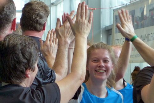 Drachenboot Indoor-Cup: 'High Five nach dem Rennen'