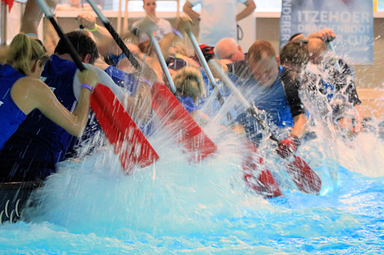 Drachenbootrennen beim 9. Itzehoer Drachenboot Indoor-Cup