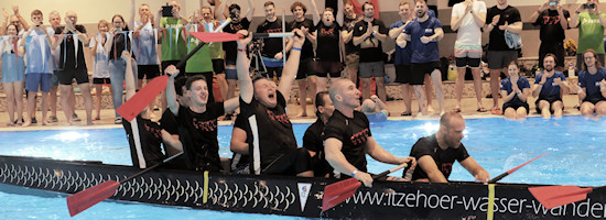 'Elbpiraten' feiern den Sieg im A-Finale beim Itzehoer Drachenboot Indoor-Cup 2024