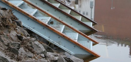 Bau der Stegrampe: das zweite Treppensegment ist einbebaut