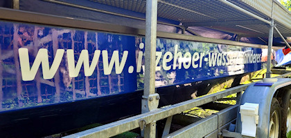 Beschriftung des Drachenboots 'Long Mika' Beschriftung des Drachenboots 'Long Mika'