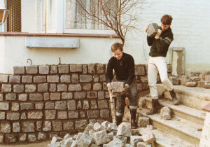 Bau der vorgesetzten Natursteinmauer