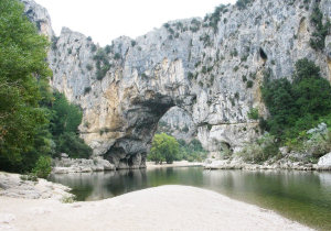 Die Ardèche fließt durch den Pont d'Arc 