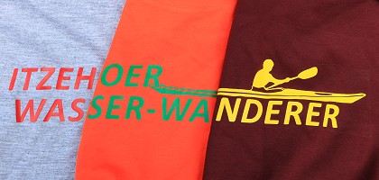Vereinsshirts der It­ze­ho­er Was­ser-Wan­de­rer in verschiedenen Farbkombinationen