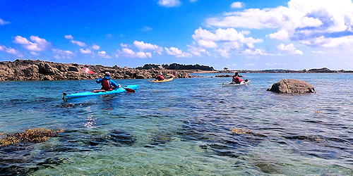 Kajaks vor der Küste der Bretagne