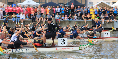 Finalrennen bein Gl&uuml;ckst&auml;dter Drachenboot-Cup