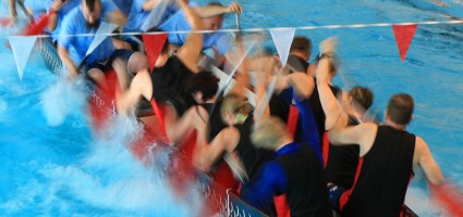 Rennen beim Itzehoer Drachenboot Indoor-Cup