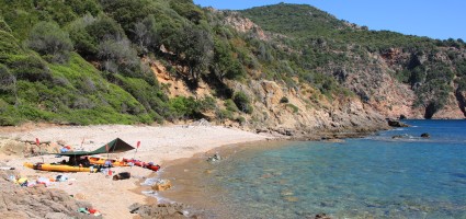 Kajaks an einem Strand auf Korsika
