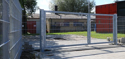 Zaun und Tor an der Zufahrt zum Vereinsgelände