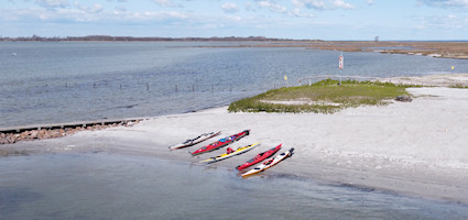 Kajaks am Strand der Lotseninsel