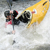 Kayak sur l'eau vive