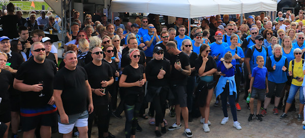 Teilnehmer/innen beim Glückstädter Drachenboot-Cup