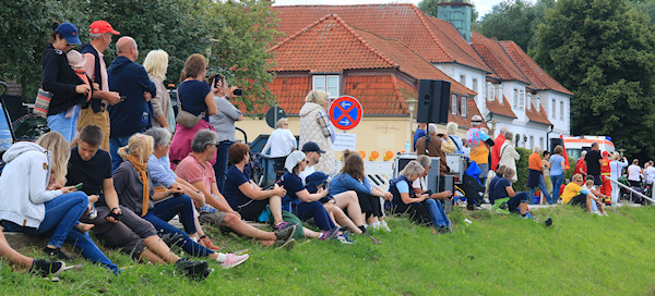 Zuschauer/innen beim Glückstädter Drachenboot-Cup