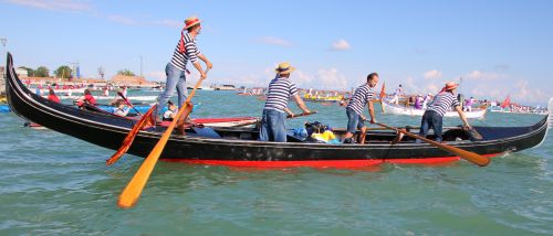 Traditionelles venezianisches Ruderboot (2)